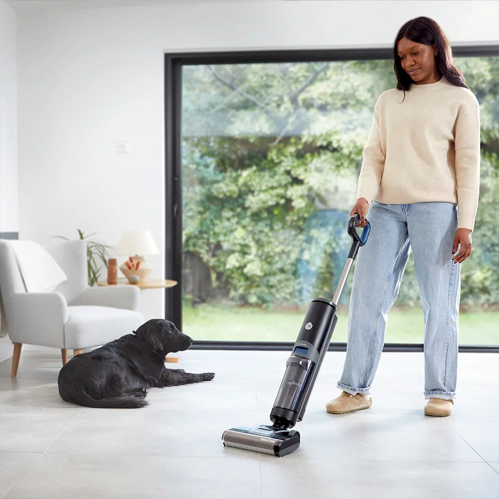 Hard floor Cleaner HSC with a dog in Kitchen Vacmaster HA2202UK