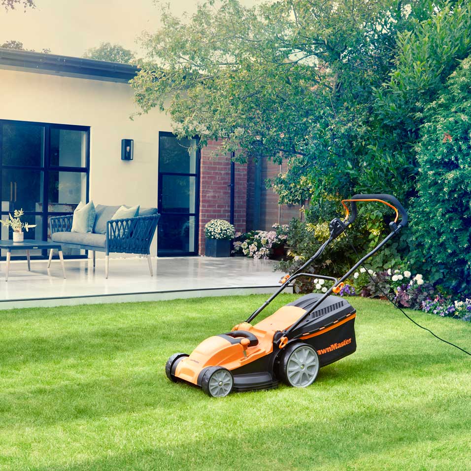 LawnMaster Lawn mower electric 1800W 40cm MEB1840M creating stripes