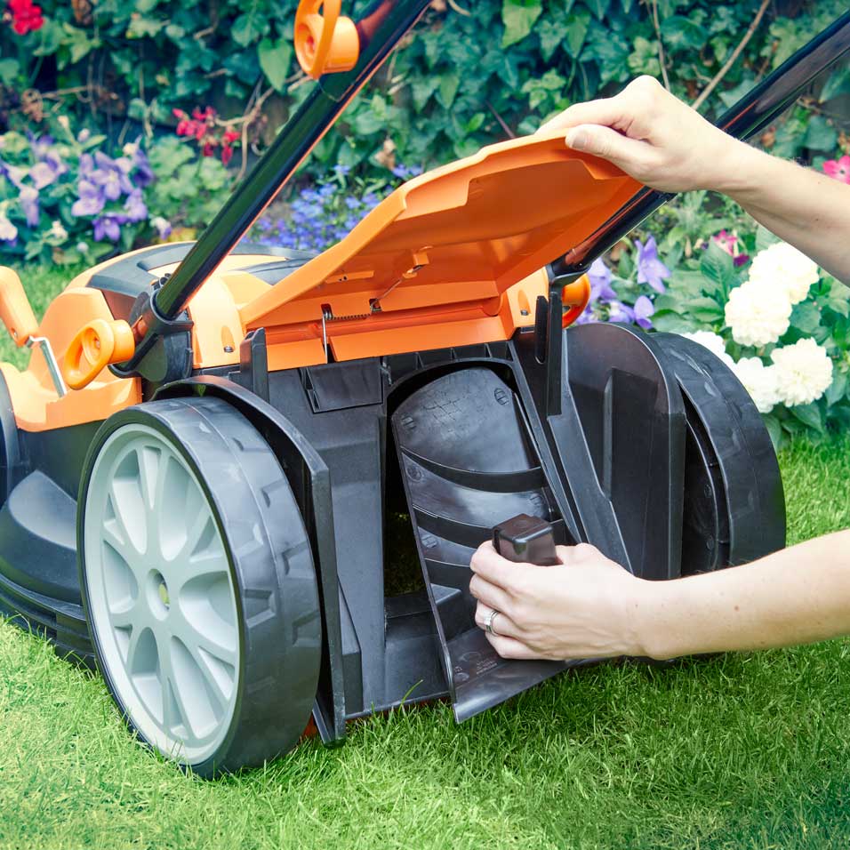 LawnMaster Electric awn mower 1800W 40cm MEB1840M fitting mulch plug